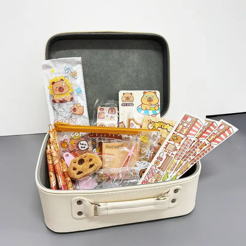 KAPIBARA ARTYKUŁY PAPIERNICZE W WALIZCE MEGA ZESTAW XXL KARTECZKI GUMKI