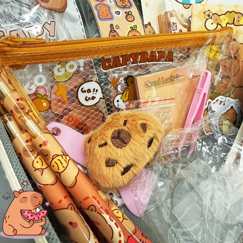 KAPIBARA ARTYKUŁY PAPIERNICZE W WALIZCE MEGA ZESTAW XXL KARTECZKI GUMKI