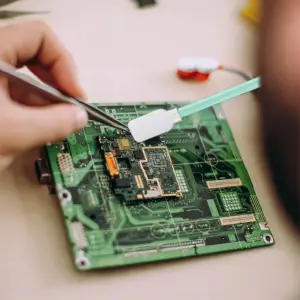 PATYCZKI DO CZYSZCZENIA GŁOWIC ELEKTRONIKI OPTYKI BEZPYŁOWE 100 SZTUK 122MM